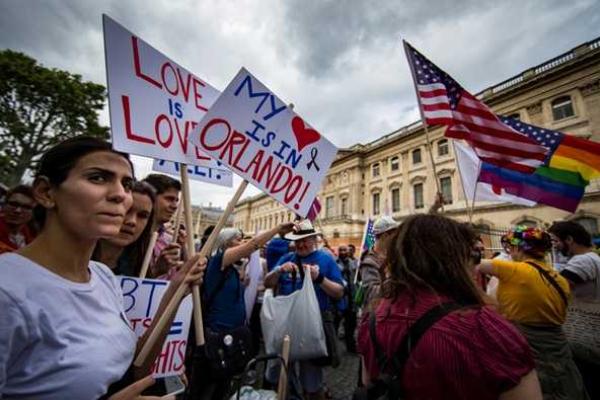 В Париже состоялось шествие сексуальных меньшинств В Париже состоялось шествие сексуальных меньшинств