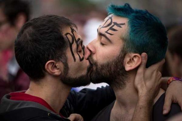 В Париже состоялось шествие сексуальных меньшинств В Париже состоялось шествие сексуальных меньшинств