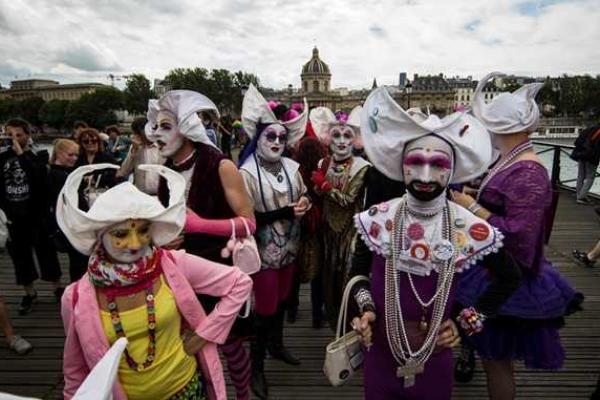 В Париже состоялось шествие сексуальных меньшинств В Париже состоялось шествие сексуальных меньшинств