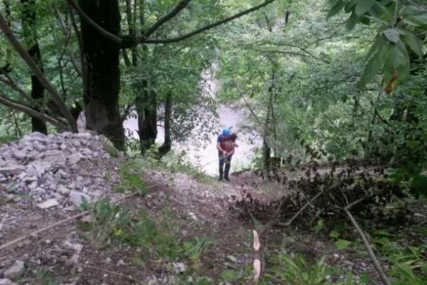 В Чечне провели операцию по спасению ребенка, упавшего в пропасть