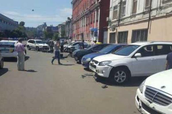 В Киеве водитель "Toyota" разбил 9 припаркованных автомобилей В Киеве водитель "Toyota" разбил 9 припаркованных автомобилей