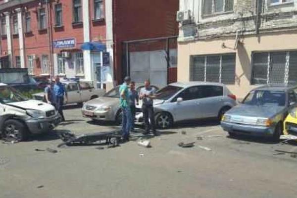 В Киеве водитель "Toyota" разбил 9 припаркованных автомобилей В Киеве водитель "Toyota" разбил 9 припаркованных автомобилей