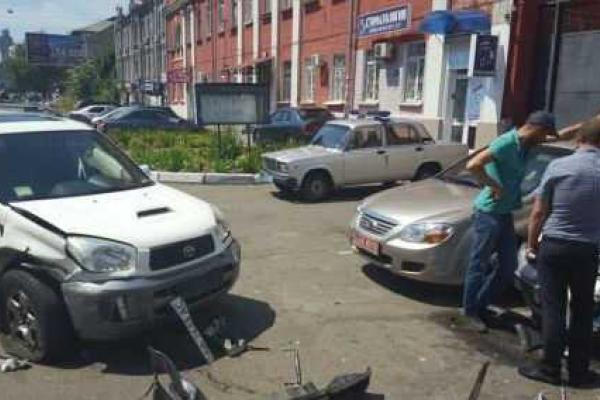 В Киеве водитель "Toyota" разбил 9 припаркованных автомобилей В Киеве водитель "Toyota" разбил 9 припаркованных автомобилей