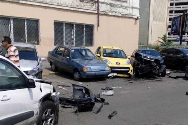 В Киеве водитель "Toyota" разбил 9 припаркованных автомобилей В Киеве водитель "Toyota" разбил 9 припаркованных автомобилей