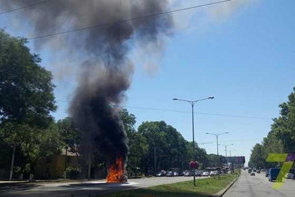 В Одессе прямо на дороге дотла сгорел "Volkswagen" В Одессе прямо на дороге дотла сгорел "Volkswagen"