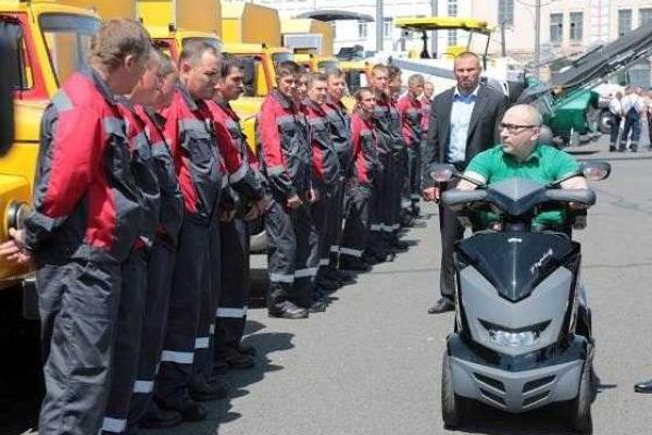 Мэр Харькова Геннадий Кернес прокатился по Харькову на скутере Мэр Харькова Геннадий Кернес прокатился по Харькову на скутере