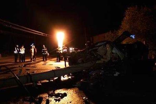 Жуткая авария: электроопора разорвала "BMW Х6" на части, погибло 4 человека Жуткая авария: электроопора разорвала "BMW Х6" на части, погибло 4 человека