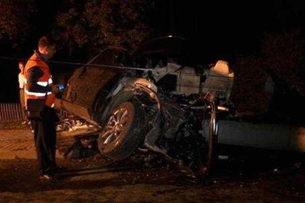 Жуткая авария: электроопора разорвала "BMW Х6" на части, погибло 4 человека Жуткая авария: электроопора разорвала "BMW Х6" на части, погибло 4 человека