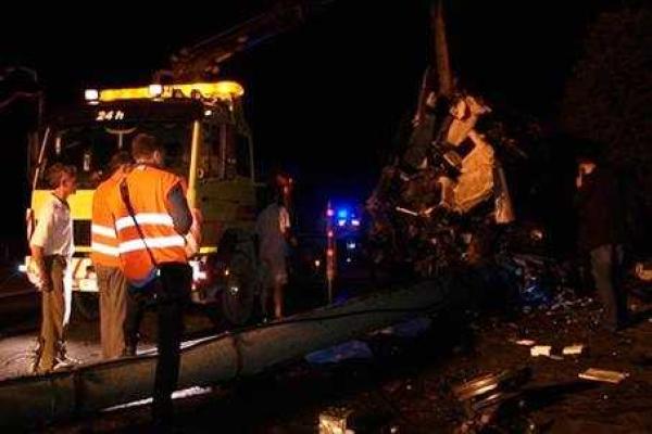 Жуткая авария: электроопора разорвала "BMW Х6" на части, погибло 4 человека Жуткая авария: электроопора разорвала "BMW Х6" на части, погибло 4 человека