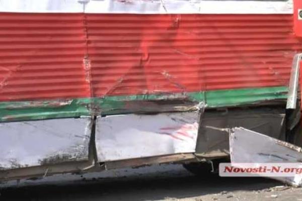 В Николаеве зерновоз "Renault" протаранил трамвай с пассажирами В Николаеве зерновоз "Renault" протаранил трамвай с пассажирами