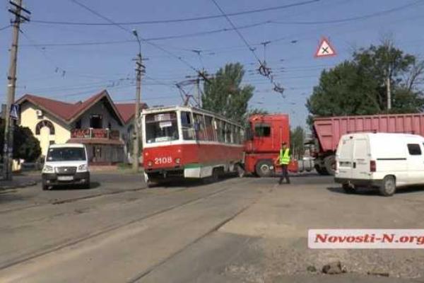 В Николаеве зерновоз "Renault" протаранил трамвай с пассажирами В Николаеве зерновоз "Renault" протаранил трамвай с пассажирами