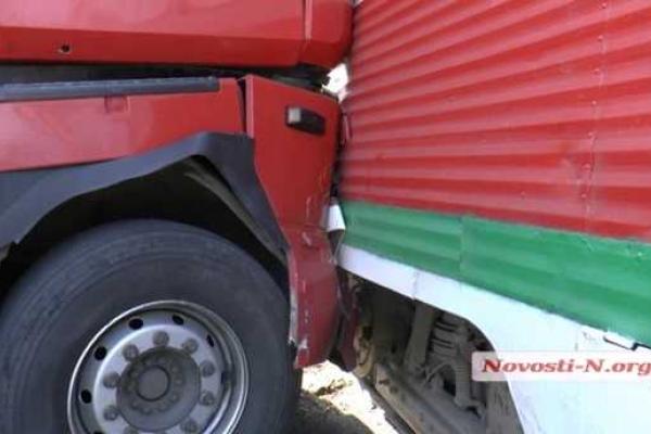 В Николаеве зерновоз "Renault" протаранил трамвай с пассажирами В Николаеве зерновоз "Renault" протаранил трамвай с пассажирами