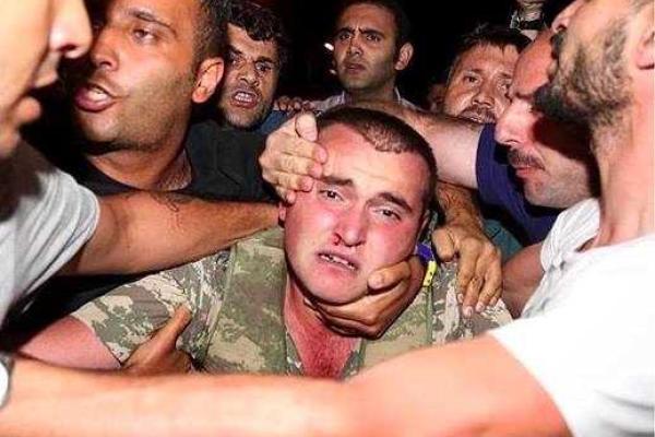 В Турции жестко обошлись с мятежными солдатами. 18+ В Турции жестко обошлись с мятежными солдатами. 18+