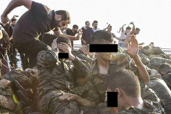 В Турции жестко обошлись с мятежными солдатами. 18+ В Турции жестко обошлись с мятежными солдатами. 18+