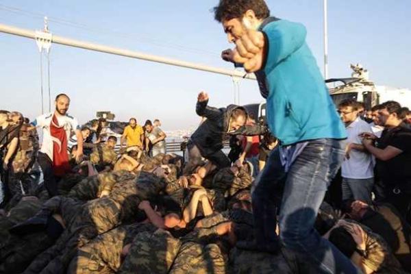 В Турции жестко обошлись с мятежными солдатами. 18+ В Турции жестко обошлись с мятежными солдатами. 18+