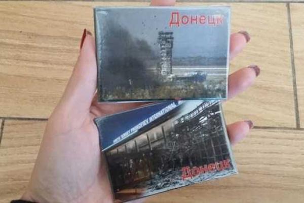 Жители Донецка устали от войны и все чаще покупают на память виды прежнего мирного города