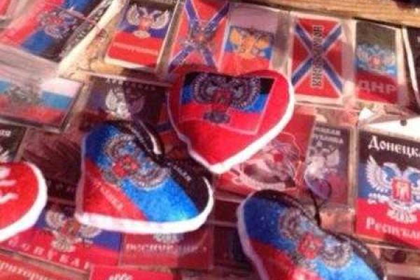 Жители Донецка устали от войны и все чаще покупают на память виды прежнего мирного города