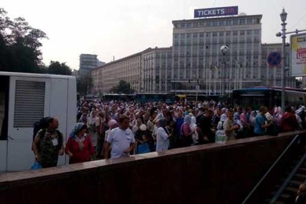 Крестный ход: онлайн трансляция молебна на Владимирской горке Крестный ход: онлайн трансляция молебна на Владимирской горке