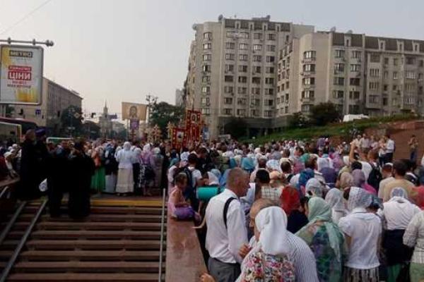Крестный ход: онлайн трансляция молебна на Владимирской горке Крестный ход: онлайн трансляция молебна на Владимирской горке