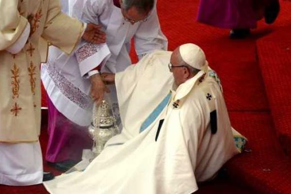 Папа Римский Франциск упал перед началом мессы в польском Ченстохове Папа Римский Франциск упал перед началом мессы в польском Ченстохове