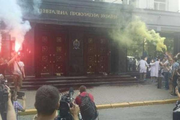 В Киеве продолжается акция протеста под стенами ГПУ В Киеве продолжается акция протеста под стенами ГПУ