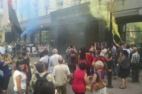 В Киеве продолжается акция протеста под стенами ГПУ В Киеве продолжается акция протеста под стенами ГПУ