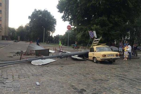 В Харькове рухнувший столб расплющил автомобиль "ВАЗ" В Харькове рухнувший столб расплющил автомобиль "ВАЗ"