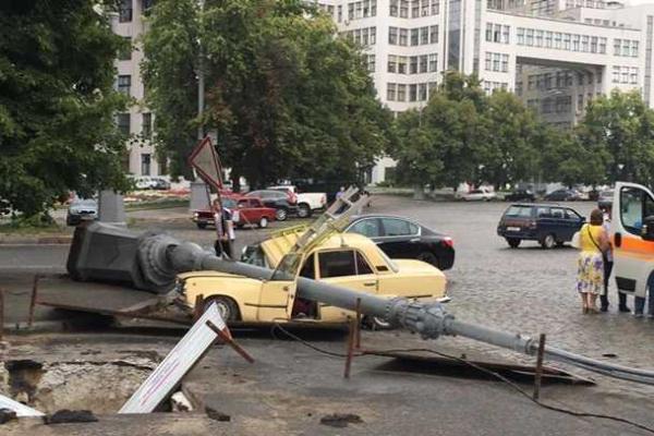 В Харькове рухнувший столб расплющил автомобиль "ВАЗ" В Харькове рухнувший столб расплющил автомобиль "ВАЗ"