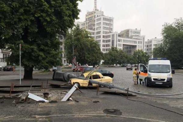 В Харькове рухнувший столб расплющил автомобиль "ВАЗ" В Харькове рухнувший столб расплющил автомобиль "ВАЗ"