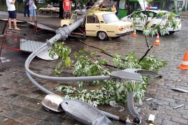 В Харькове рухнувший столб расплющил автомобиль "ВАЗ" В Харькове рухнувший столб расплющил автомобиль "ВАЗ"
