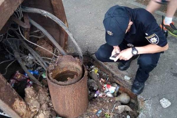В Харькове рухнувший столб расплющил автомобиль "ВАЗ" В Харькове рухнувший столб расплющил автомобиль "ВАЗ"