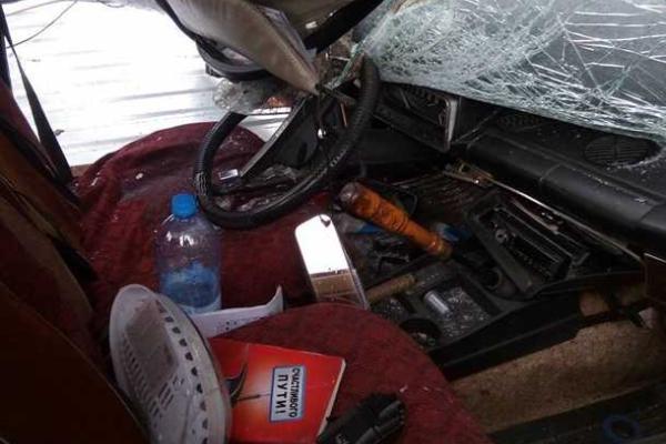 В Харькове рухнувший столб расплющил автомобиль "ВАЗ" В Харькове рухнувший столб расплющил автомобиль "ВАЗ"