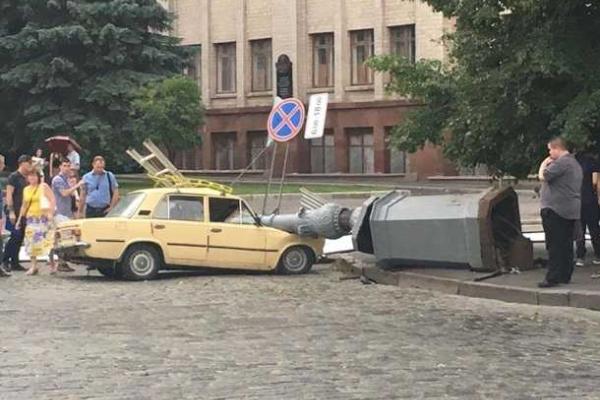 В Харькове рухнувший столб расплющил автомобиль "ВАЗ" В Харькове рухнувший столб расплющил автомобиль "ВАЗ"