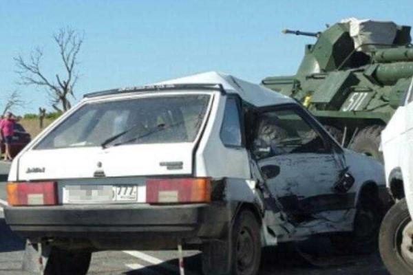 Опубликованы страшные кадры с места жуткой аварии в Крыму, где БТР раздавил "Ford Focus" Опубликованы страшные кадры с места жуткой аварии в Крыму, где БТР раздавил "Ford Focus"