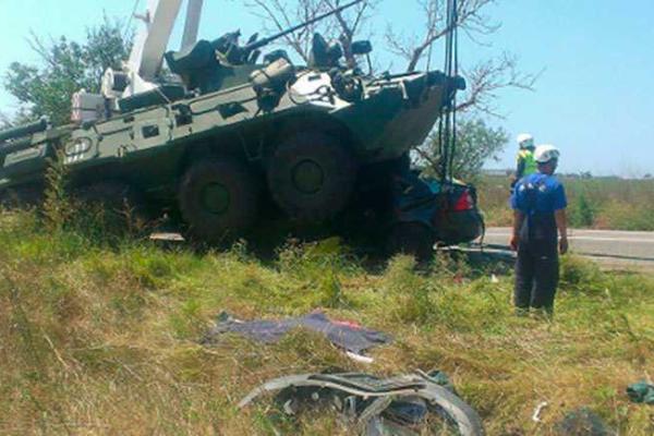 Опубликованы страшные кадры с места жуткой аварии в Крыму, где БТР раздавил "Ford Focus" Опубликованы страшные кадры с места жуткой аварии в Крыму, где БТР раздавил "Ford Focus"