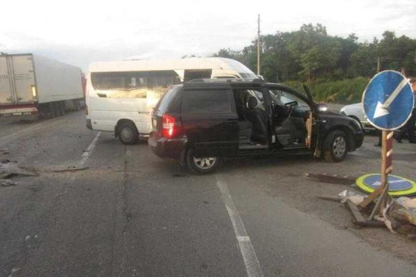 Под Киевом автомобиль "Kia" протаранил микроавтобус: 5 человек травмированы