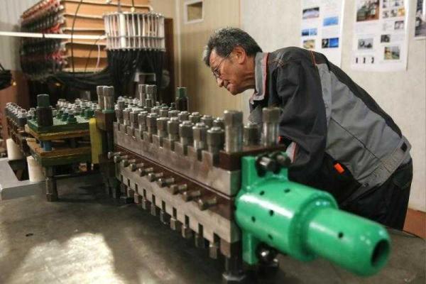 Российские ученые проводят испытания электромагнитной пушки - рельсотрона Российские ученые проводят испытания электромагнитной пушки - рельсотрона