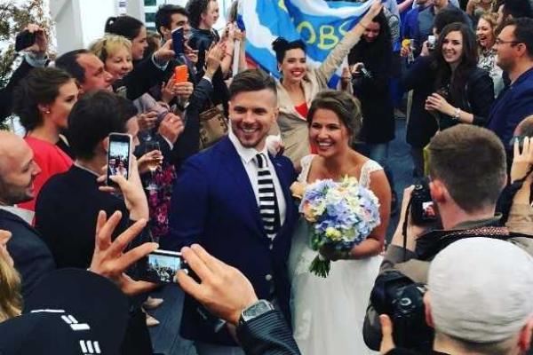 В сети появились свадебные фотографии героини нашумевшего клипа "Экспонат"