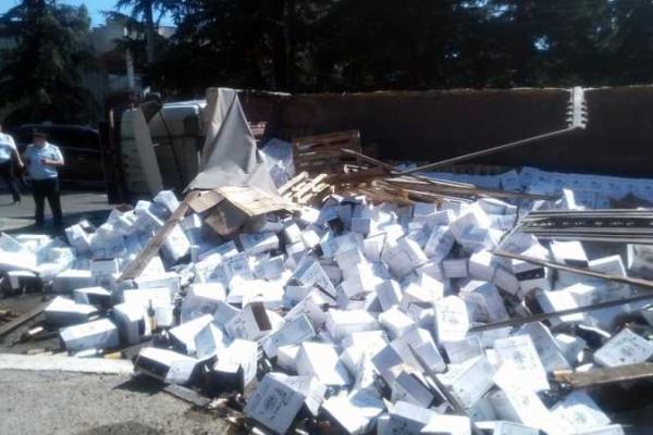 На трассе Ялта-Симферополь перевернулась фура с элитным вином На трассе Ялта-Симферополь перевернулась фура с элитным вином