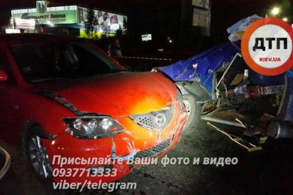 В Киеве пьяный водитель на "Toyota" устроив "гонки" с полицией, спровоцировал масштабное ДТП В Киеве пьяный водитель на "Toyota" устроив "гонки" с полицией, спровоцировал масштабное ДТП
