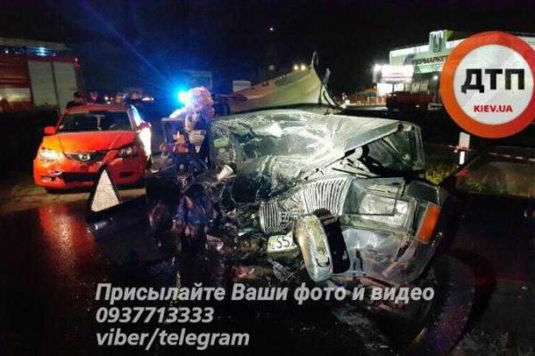 В Киеве пьяный водитель на "Toyota" устроив "гонки" с полицией, спровоцировал масштабное ДТП В Киеве пьяный водитель на "Toyota" устроив "гонки" с полицией, спровоцировал масштабное ДТП