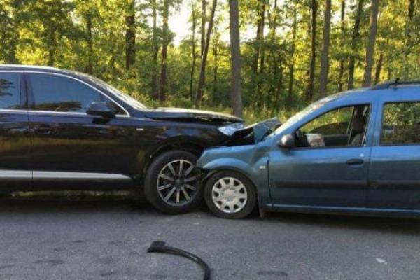 На Киевщине пьяный водитель на "Audi" в лобовую протаранил авто журналиста На Киевщине пьяный водитель на "Audi" в лобовую протаранил авто журналиста