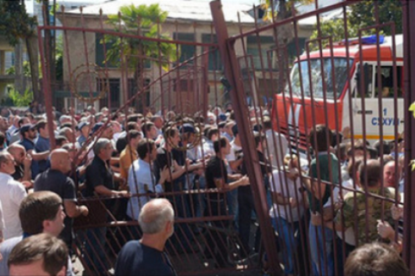 В Абхазии беспорядки: митингующие штурмовали здание МВД республики В Абхазии беспорядки: митингующие штурмовали здание МВД республики
