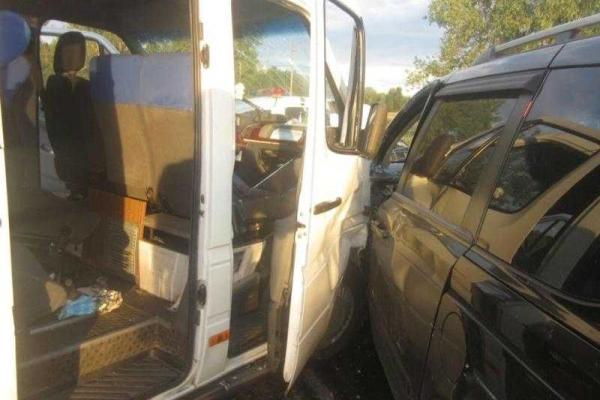 Под Киевом автомобиль "Kia" протаранил микроавтобус: 5 человек травмированы