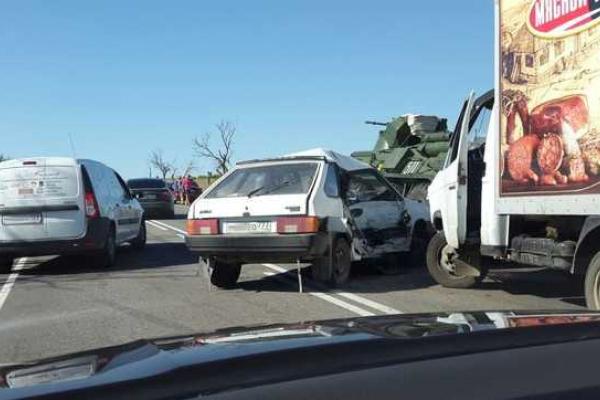 Опубликованы страшные кадры с места жуткой аварии в Крыму, где БТР раздавил "Ford Focus" Опубликованы страшные кадры с места жуткой аварии в Крыму, где БТР раздавил "Ford Focus"