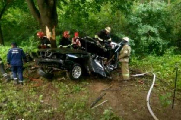 На Львовщине "BMW" на бешеной скорости влетел в дерево: погибли две девушки На Львовщине "BMW" на бешеной скорости влетел в дерево: погибли две девушки