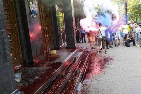 В Киеве продолжается акция протеста под стенами ГПУ В Киеве продолжается акция протеста под стенами ГПУ