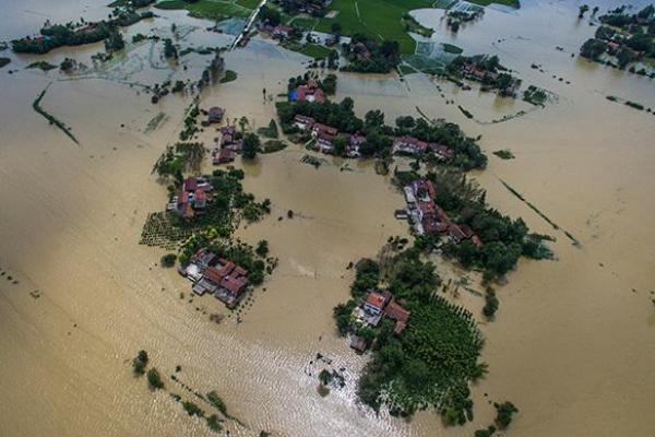 Наводнение в Китае унесло жизни 14 человек, еще 72 пропали без вести Наводнение в Китае унесло жизни 14 человек, еще 72 пропали без вести