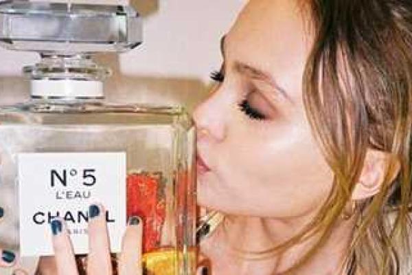 Дочь Деппа и Паради юная Лили Роуз стала лицом нового парфюма