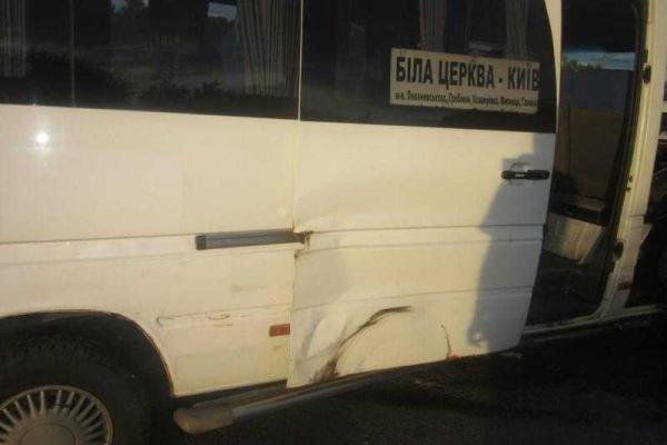 Под Киевом автомобиль "Kia" протаранил микроавтобус: 5 человек травмированы